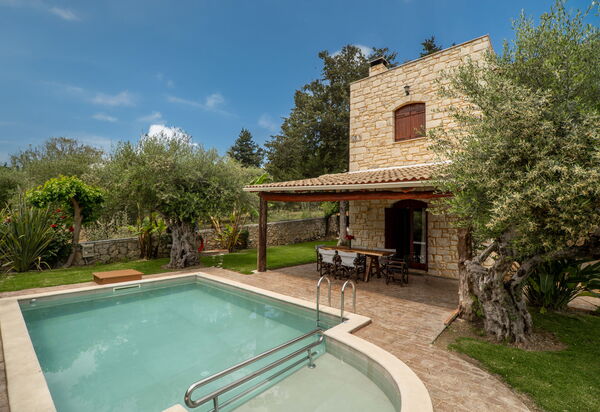 Villa Nipos: бассейн, Открытый, Сад