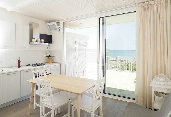 Villa Ariel: Esszimmer, Küche, Wohnzimmer