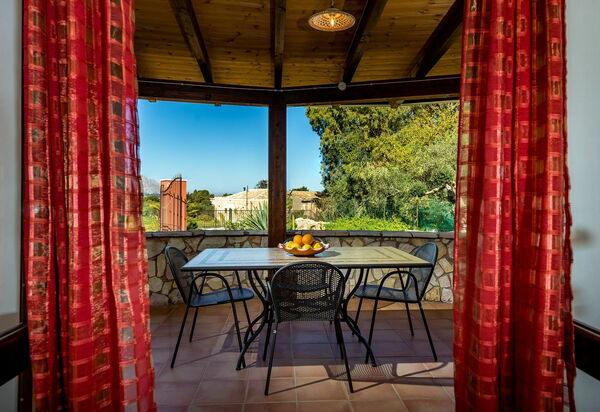 Villa Del Golfo: Buitenshuis