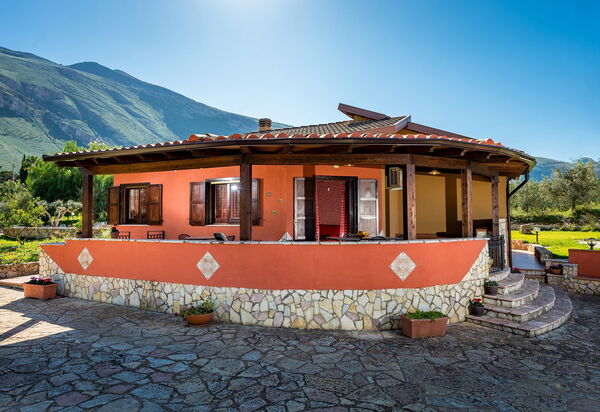 Villa Del Golfo: Buitenshuis