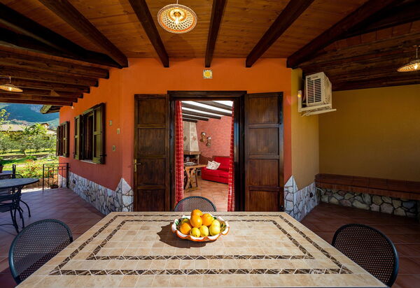 Villa Del Golfo: Buitenshuis