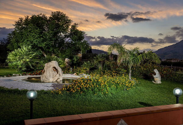 Villa Del Golfo: Buitenshuis