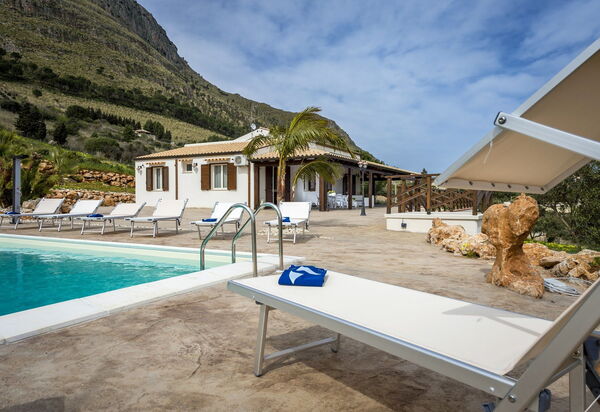 Villa Mare e Monti: bassin, Extérieur