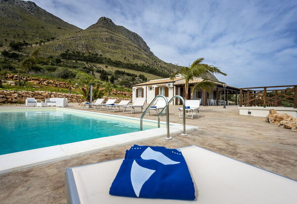 Villa Mare e Monti: bassin, Extérieur