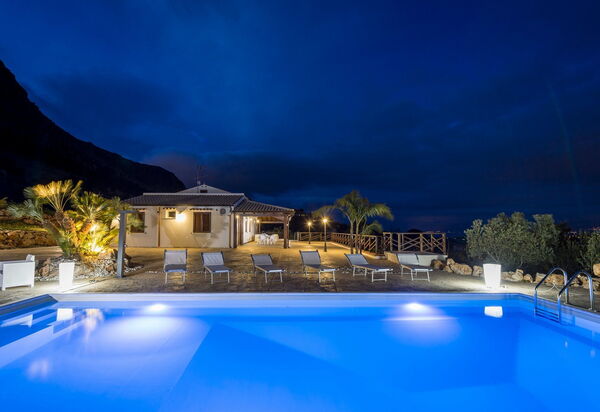 Villa Mare e Monti: bassin, Extérieur