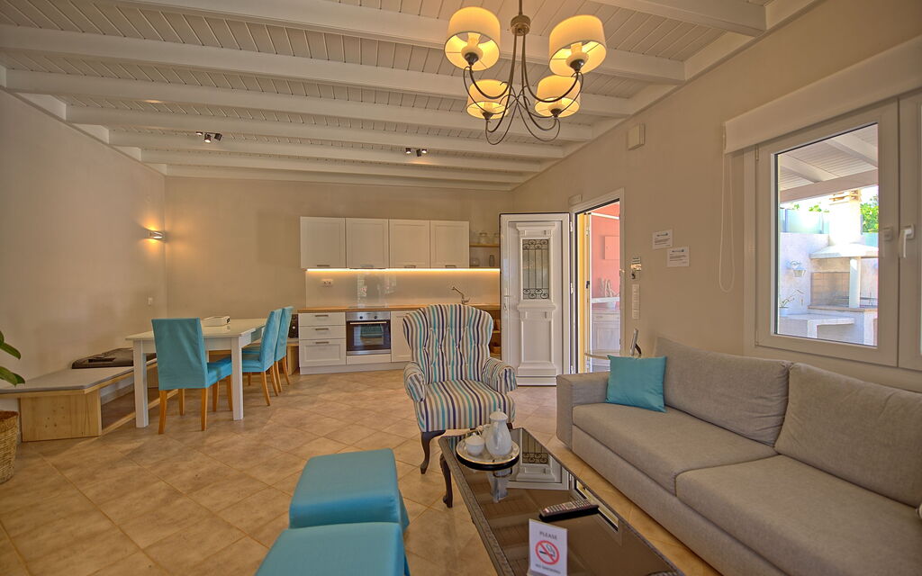 Beach Villa Joanna: Cuisine, Salle à manger, Salon