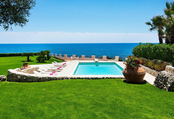 Blu Moon: Keer bekeken, Tuin, zwembad