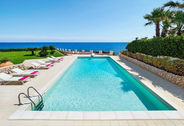 Blu Moon: Keer bekeken, Tuin, zwembad