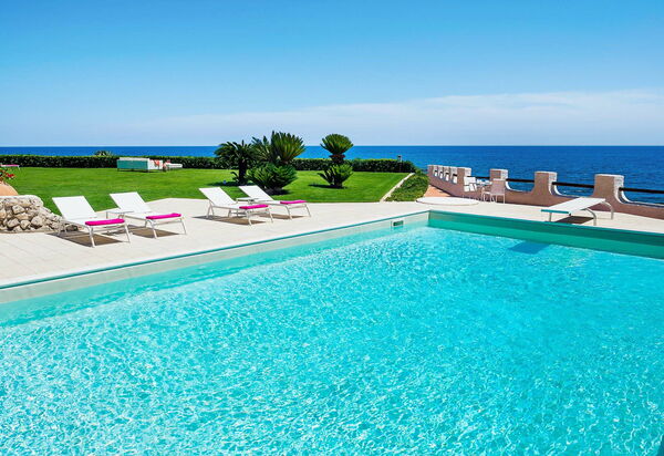 Blu Moon: Keer bekeken, Tuin, zwembad