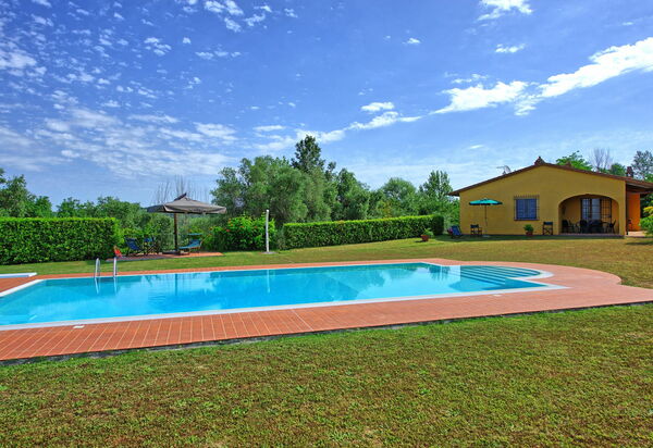 Casa Legoli: бассейн, Сад