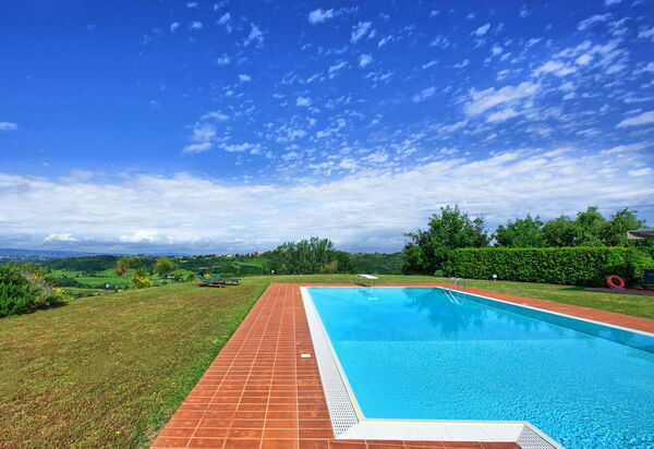 Casa Legoli: бассейн, Сад