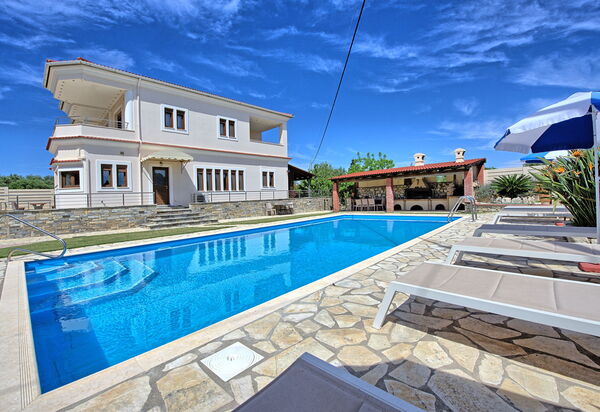 Acharavi Beach Villa: Outdoor, Pool, Summer