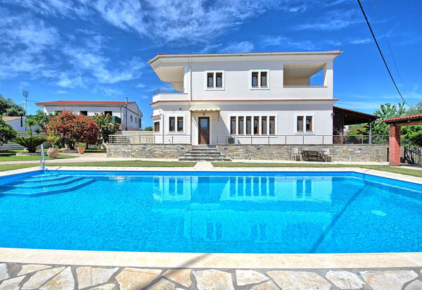 Acharavi Beach Villa: Outdoor, Pool, Summer