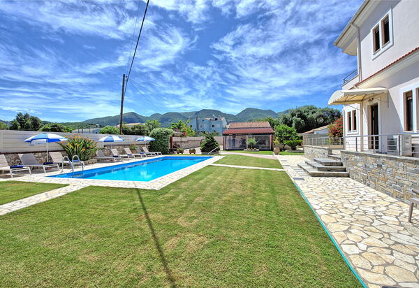 Acharavi Beach Villa: Garden, Outdoor