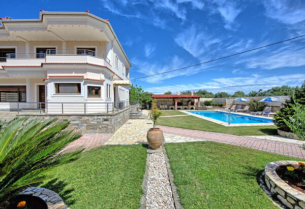 Acharavi Beach Villa: Garden, Outdoor