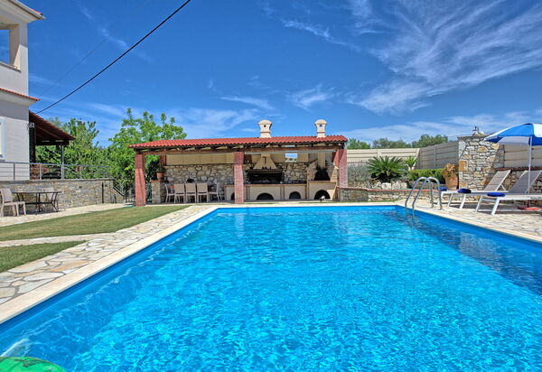 Acharavi Beach Villa: Outdoor, Pool