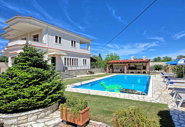 Acharavi Beach Villa: Garden, Outdoor