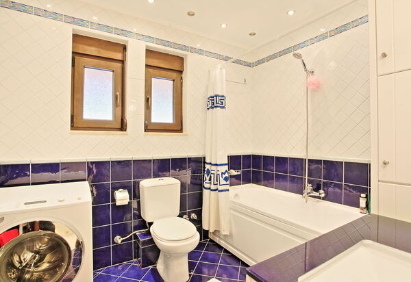 Acharavi Beach Villa: Bathroom