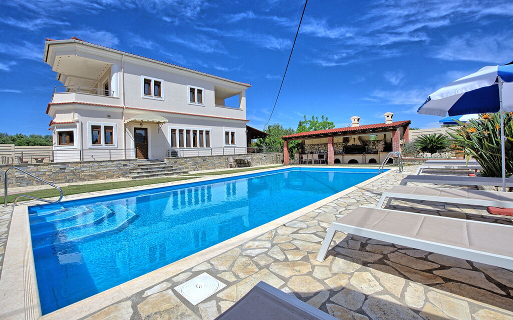 Acharavi Beach Villa: bassin, Été, Extérieur