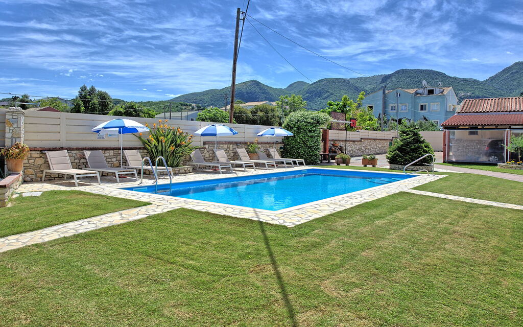 Acharavi Beach Villa: bassin, Extérieur, Jardin