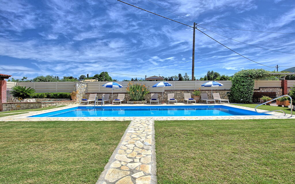 Acharavi Beach Villa: bassin, Extérieur, Jardin