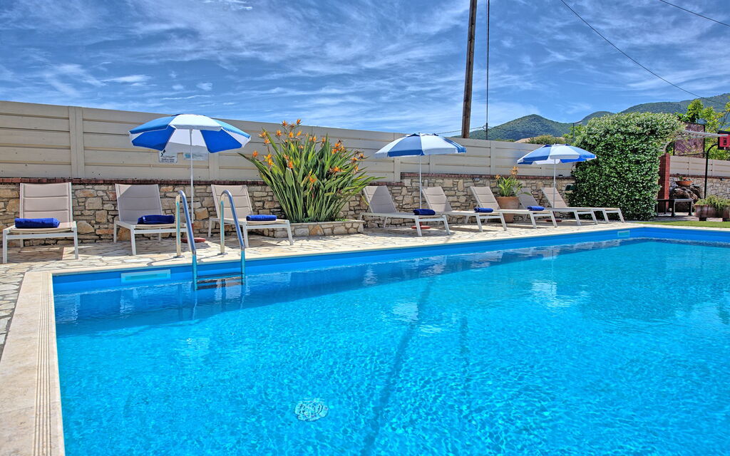 Acharavi Beach Villa: bassin, Extérieur