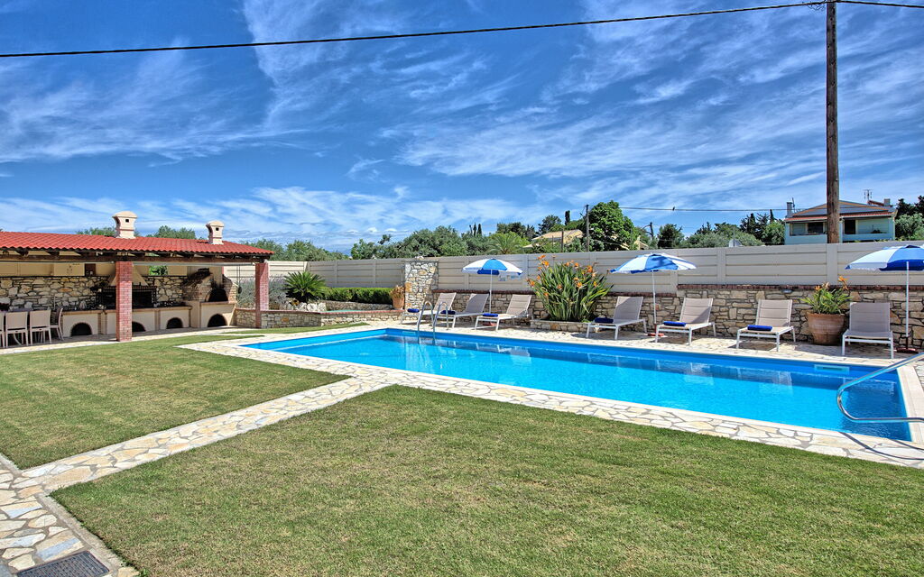 Acharavi Beach Villa: bassin, Extérieur, Jardin