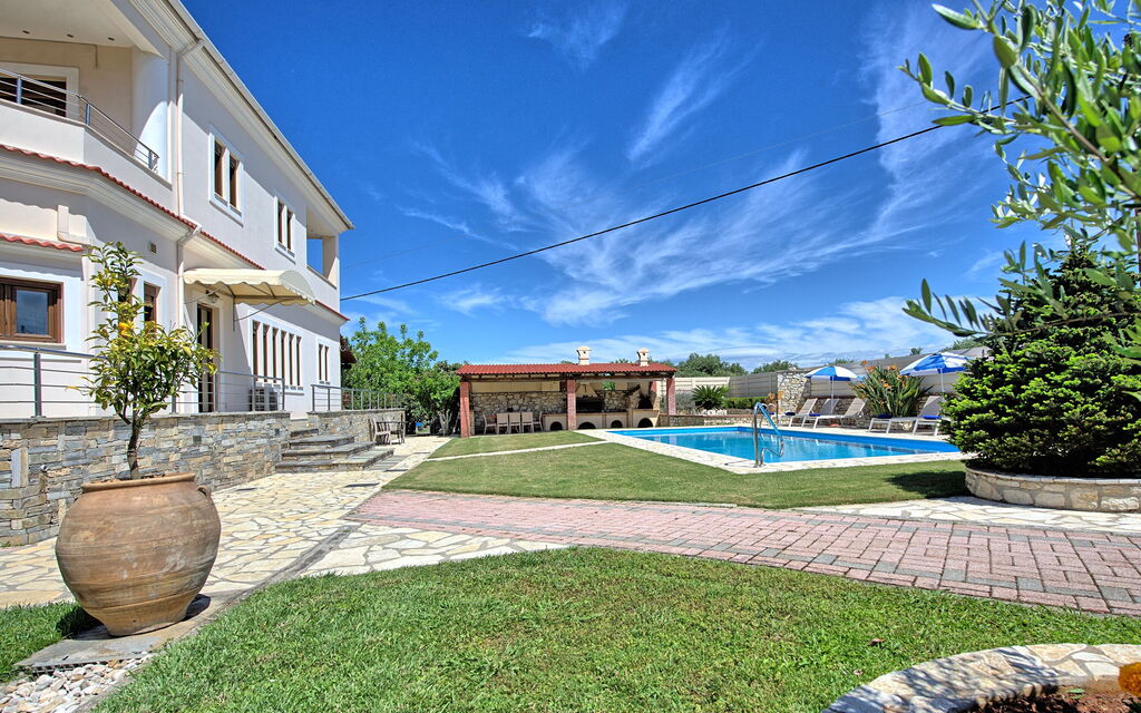 Acharavi Beach Villa: bassin, Extérieur, Jardin