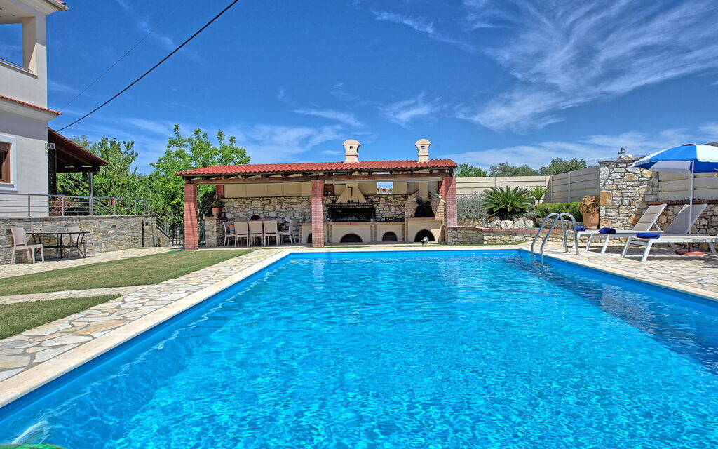 Acharavi Beach Villa: bassin, Extérieur