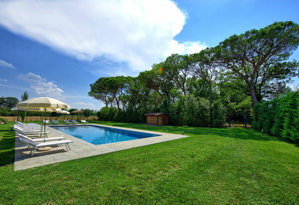 Villa Cangeli: Draussen, Garten, Schwimmbad