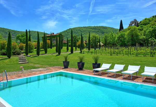 Villa Edo: Draussen, Garten, Schwimmbad