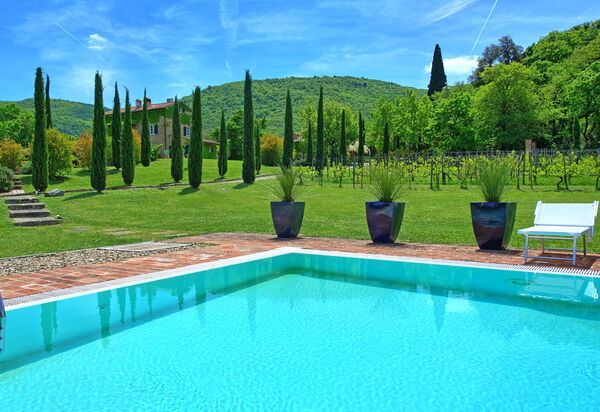 Villa Edo: Draussen, Garten, Schwimmbad