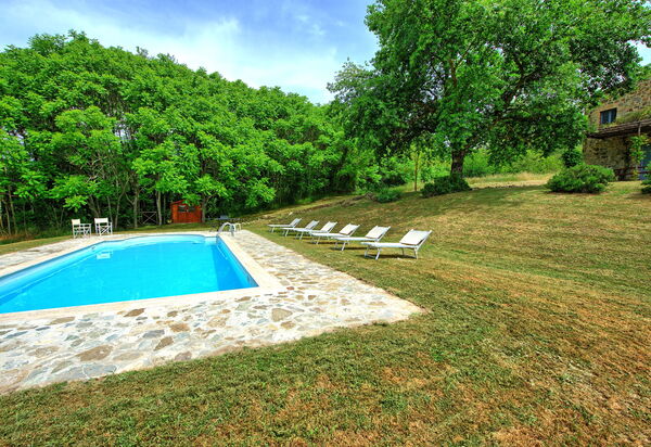 Villa Gualchiere: Draussen, Garten, Schwimmbad