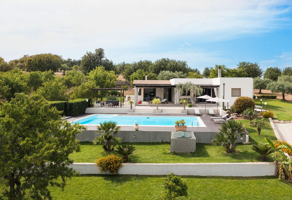 Villa Mara: Ansichten, Draussen, Garten