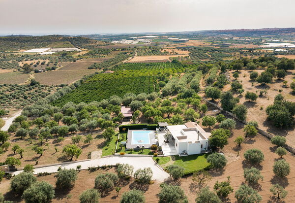 Villa Mara: Ansichten, Draussen