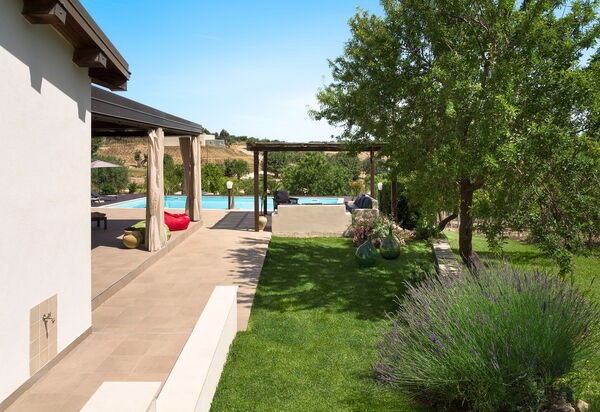 Villa Mara: Draussen, Garten, Schwimmbad