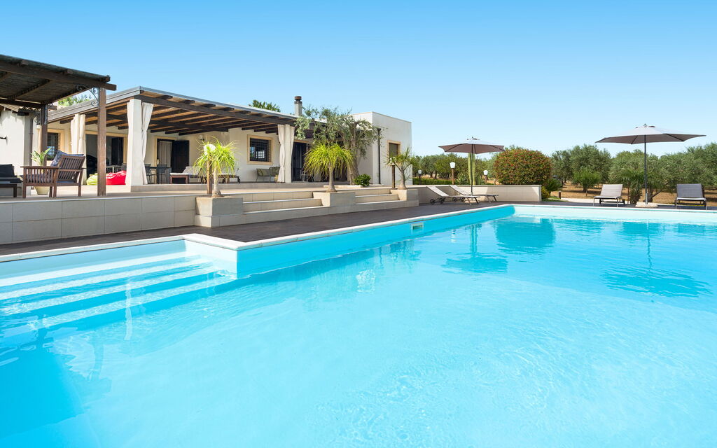 Villa Mara: bassin, Extérieur