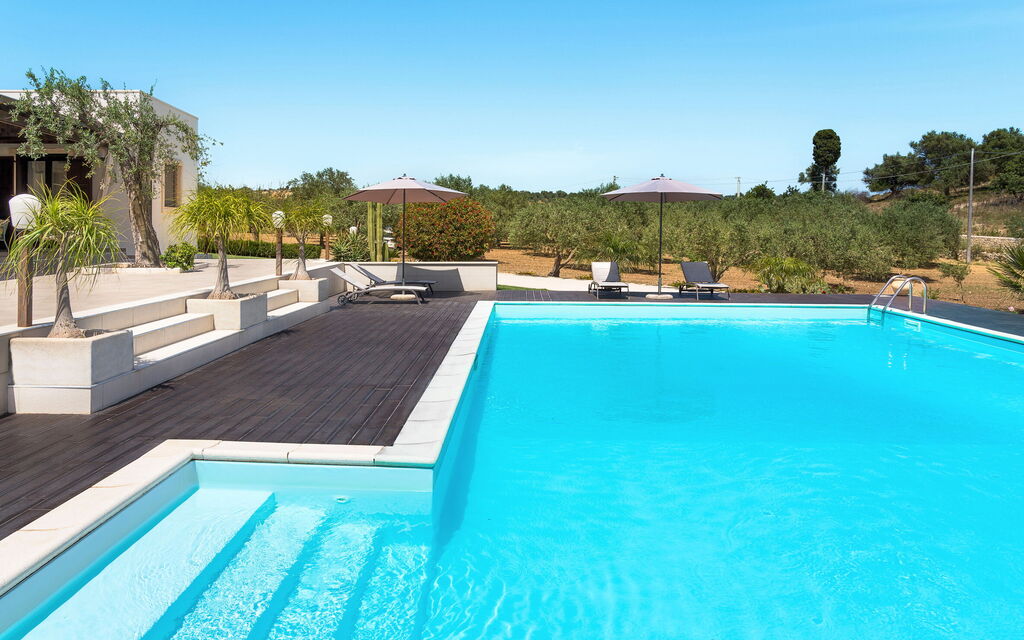 Villa Mara: bassin, Extérieur