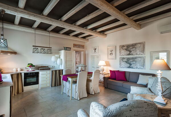 Villa Pigna Bianca: Esszimmer, Küche, Wohnzimmer