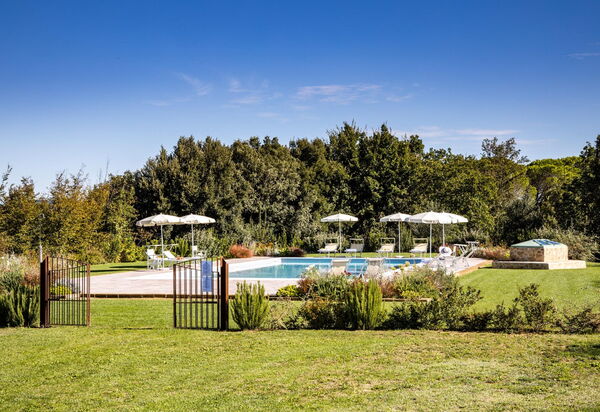 Villa Bonriposo: Outdoor, Pool