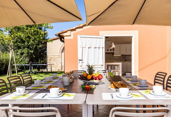 Villa Bonriposo: Building Exterior, Outdoor