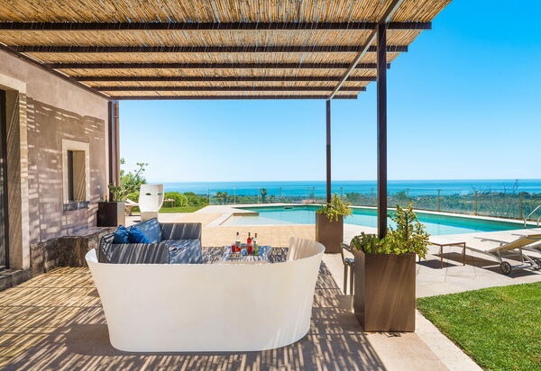 Villa Torre Etnea: Balkon / terras / patio, Buitenkanten, Buitenshuis, Tuin, zwembad