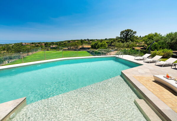 Villa Torre Etnea: Garten, Schwimmbad