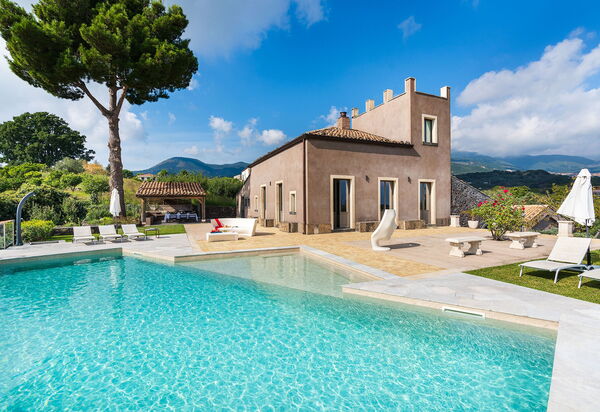 Villa Torre Etnea: Schwimmbad