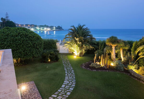 Villa La Plage: Ansichten, Draussen, Garten