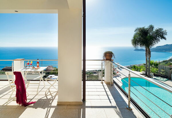 Villa Luce: Balkon / terras / patio, Buitenshuis