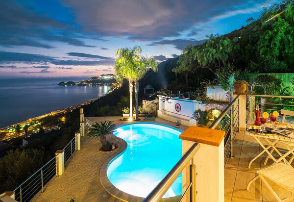 Villa Luce: Buitenshuis, zwembad