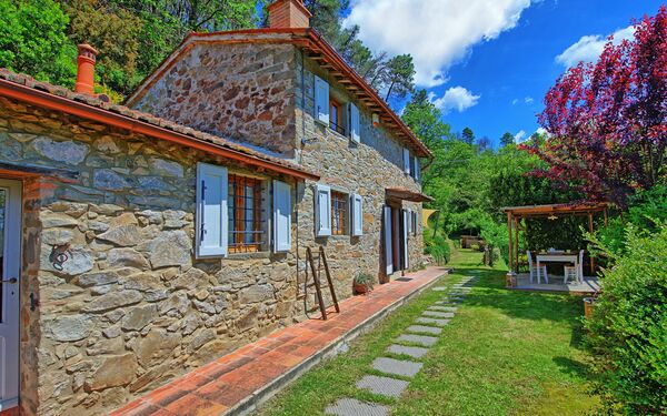 Casale Di Cozzile: Building Exterior, Garden