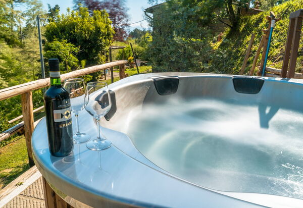 Casale Di Cozzile: Draussen, Whirlpool