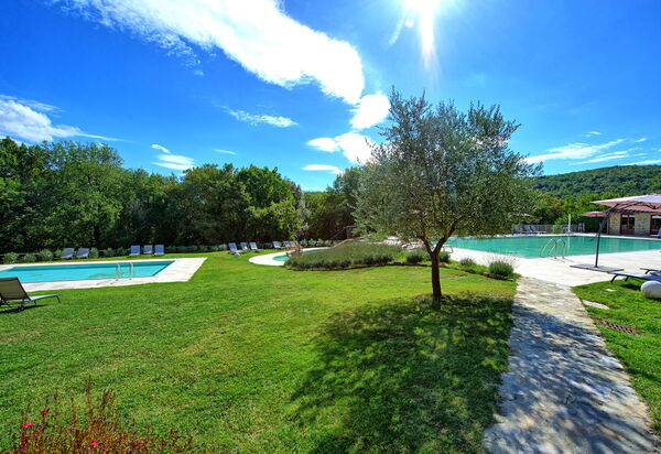 Borgo Mulignone: бассейн, Сад